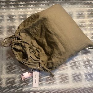 Brand New Cultiver Linen Queen Fitted Sheet in Olive